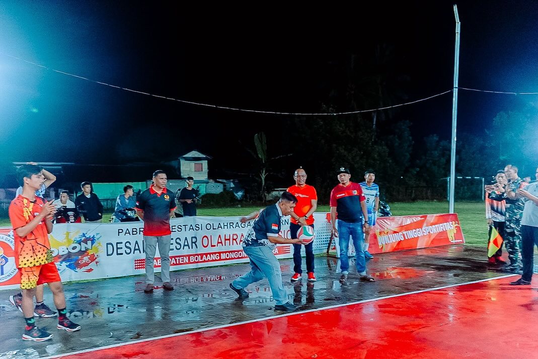Foto Servis perrtama oleh Plh Sekda Bolmut Abdul Nazarudin Maloho, pertanda Tournamen Volley Ball Bupati Cup tahun 2024 resmi dibuka.