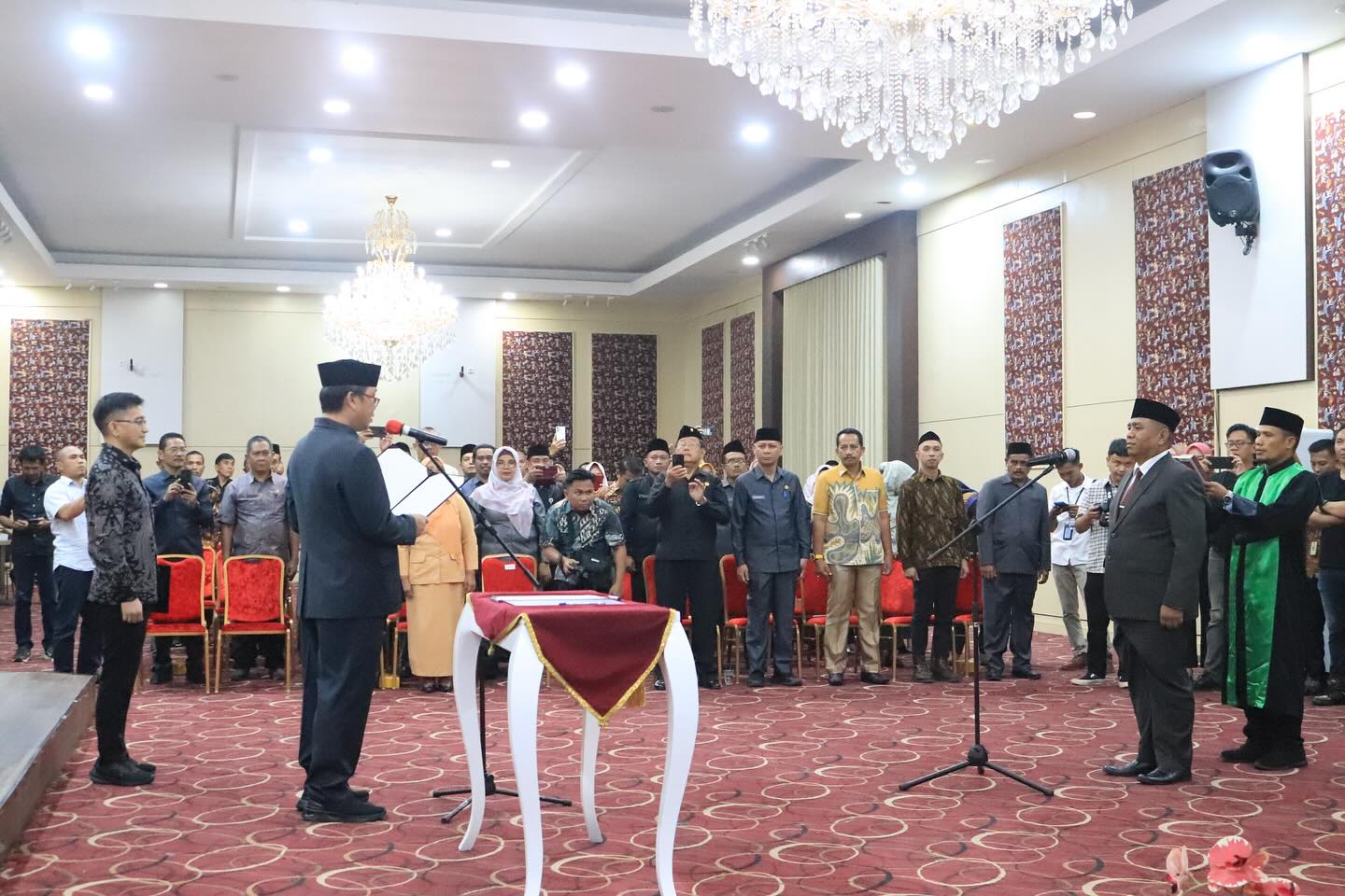 Foto proses pelantikan Abdul Nazarudin Maloho sebagai Penjabat Sekda Bolmut, oleh Wakil Gubernur Sulut Steven Kandouw  