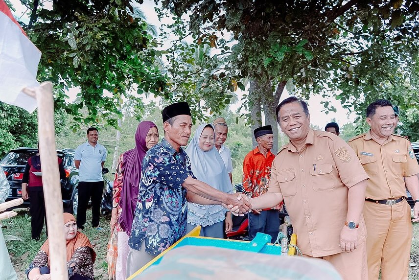 Foto: Pj Sekda Abdul Nazarudin Maloho  menyerahkan bantuan perahu fiber kepada masyarakat nelayan