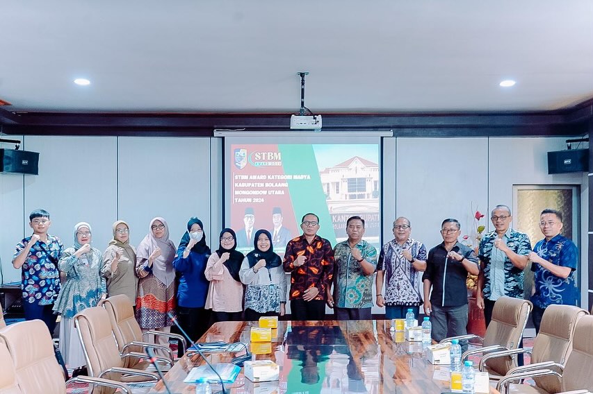 Foto: Plh Bupati Darwin Muksin bersama jajaran dan Tim Verifikasi STBM Award tahun 2024