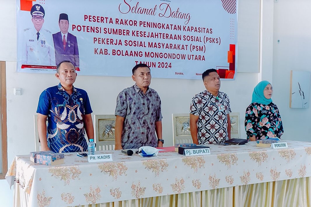 Foto: Staf Ahli Bupati Bidang Ekonomi dan Keuangan Dr. Ir. Saeroji, M.Si., Plt. Kepala Dinas Sosial Bolmut, dan para pemateri.