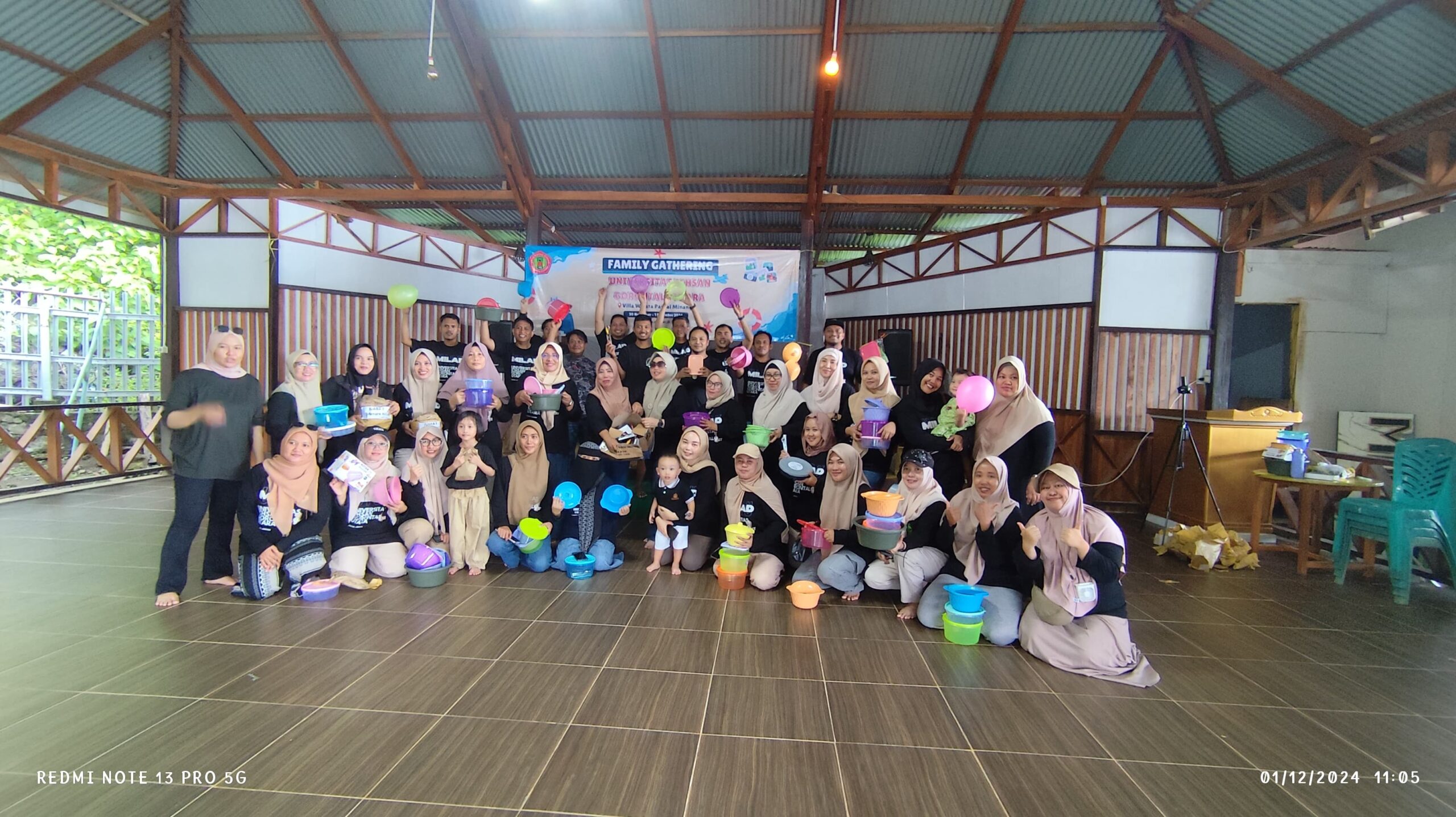 Keluarga besar civitas akademika Universitas Ichsan Gorontalo Utara (UIGU) mengadakan kegiatan family gathering sebagai ajang mempererat tali silaturahmi dan rasa kekeluargaan di antara seluruh anggotanya