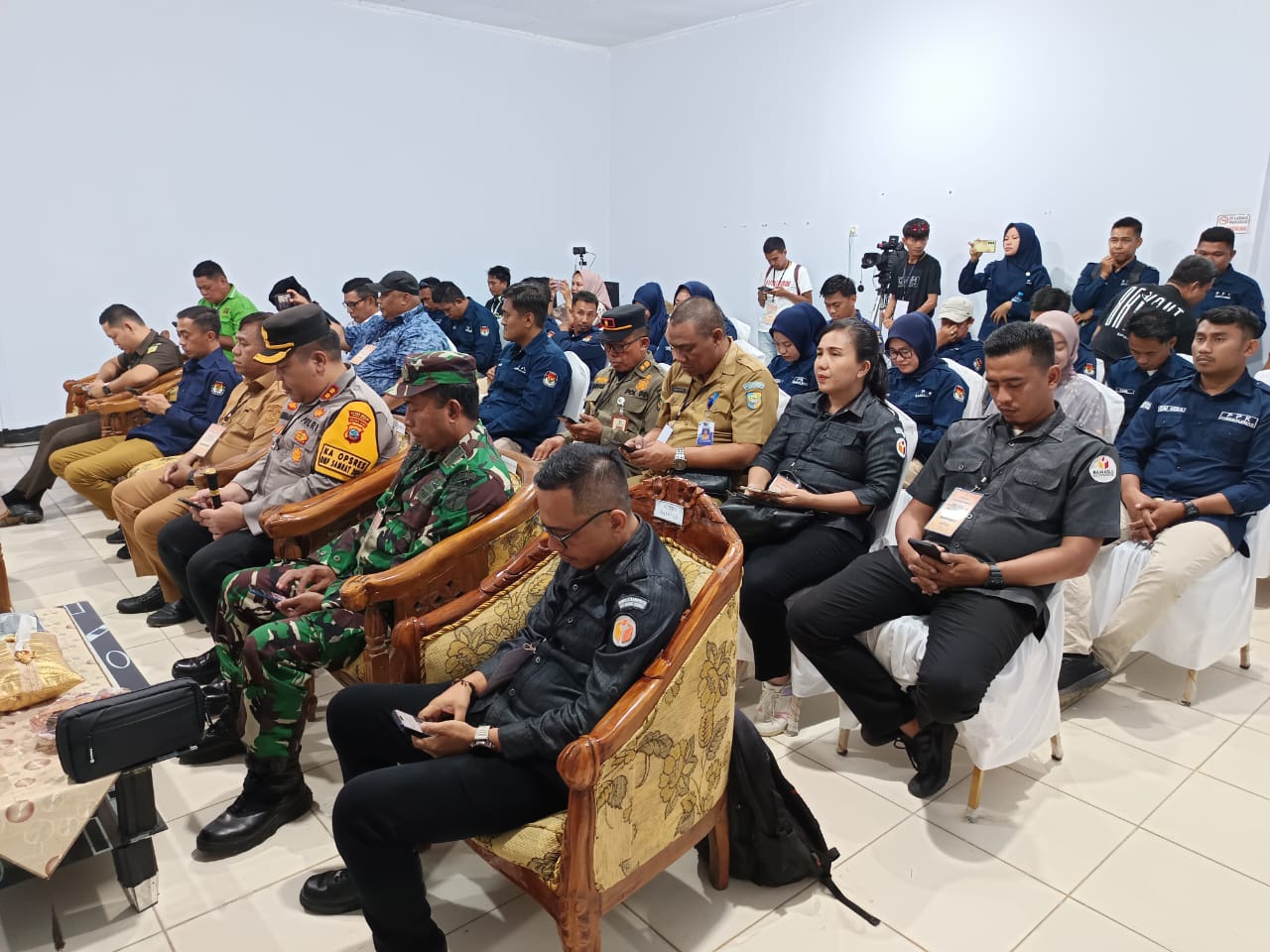 Komisi Pemilihan Umum (KPU) Kabupaten Bolaang Mongondow Utara (Bolmut) melaksanakan rapat pleno terbuka rekapitulasi hasil penghitungan perolehan suara tingkat kabupaten pada Pemilihan Gubernur dan Wakil Gubernur, serta Bupati dan Wakil Bupati tahun 2024. Kegiatan ini berlangsung di Kantor KPU Bolmut