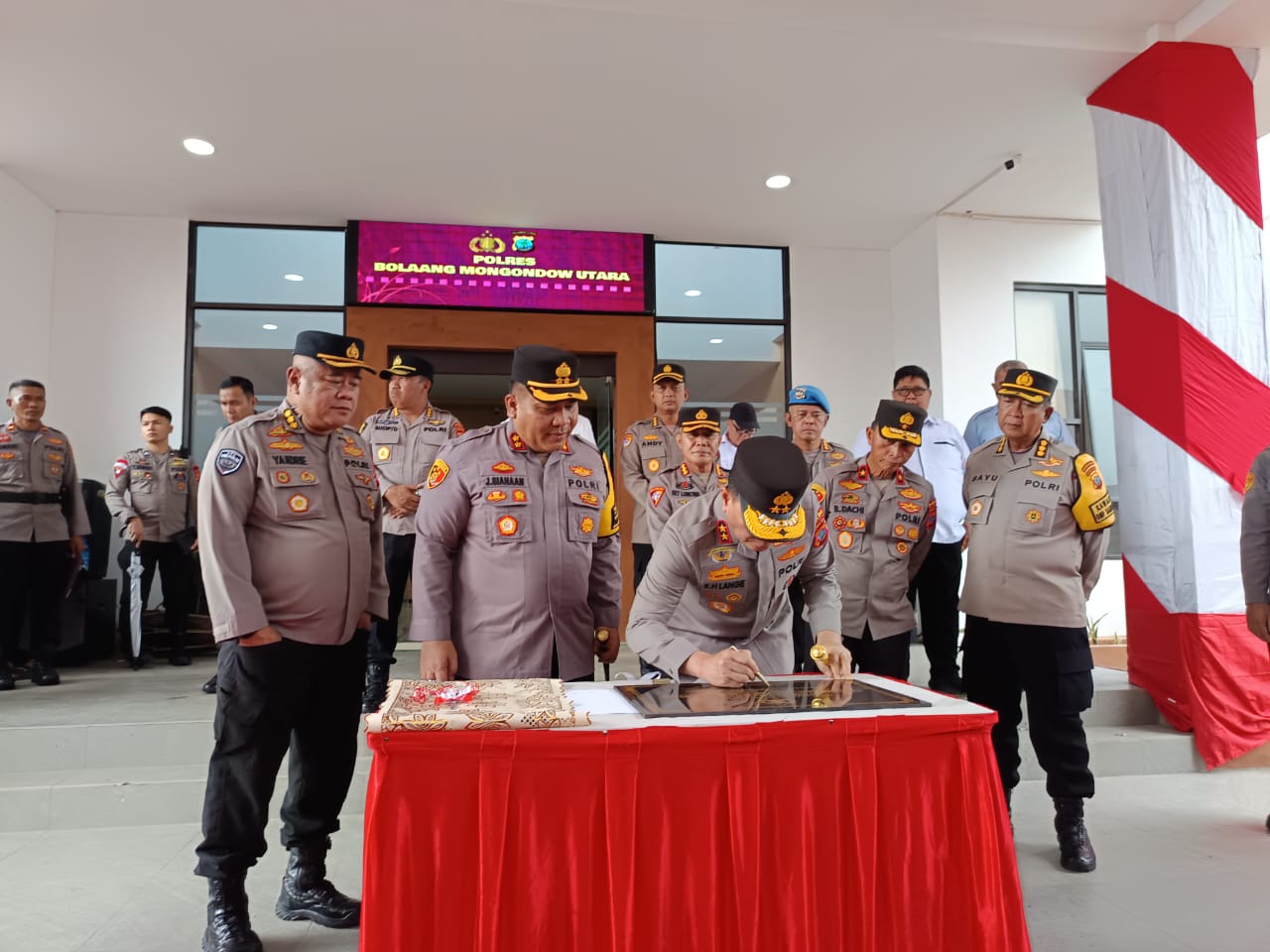 Kepala Kepolisian Daerah Sulawesi Utara (Kapolda Sulut) Irjen Pol Roycke Harry Langie, S.I.K.,MH melaksanakan kunjungan kerja (Kunker) ke Polres Bolaang Mongondow Utara (Bolmut). Dalam kunjungan tersebut, Kapolda didampingi Ketua Bhayangkari Daerah Sulut, Ny. Joan Roycke Harry Langie, serta jajaran pejabat utama Polda Sulut