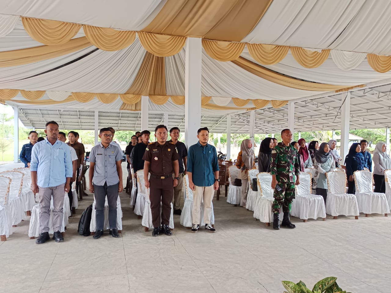 Komisi Pemilihan Umum (KPU) Kabupaten Bolaang Mongondow Utara (Bolmut) menggelar rapat evaluasi badan adhoc Pemilihan Kepala Daerah (Pilkada) 2024 yang bertempat di objek wisata Bintauna Beach, Kecamatan Bintauna