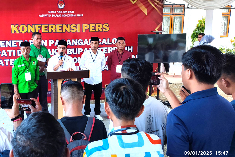 Pasangan pemenang Pilkada Bolmut 2024, Sirajudin Lasena (SJL) dan Mohammad Aditya Pontoh (MAP), dalam konferensi pers mengucap rasa syukur dan harapan usai penetapan resmi oleh KPU dalam rapat pleno terbuka.
