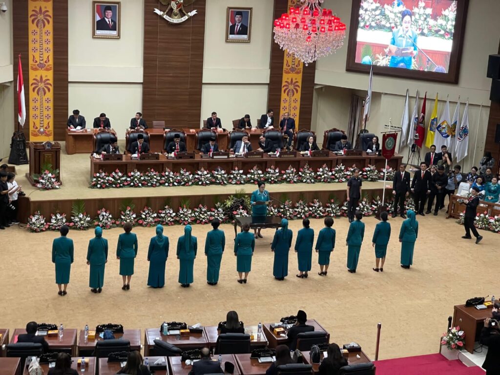 Ketua Tim Penggerak (TP) Pemberdayaan Kesejahteraan Keluarga (PKK) Kabupaten Bolaang Mongondow Utara (Bolmut), Ny. Ening Sutrisni Sirajudin Lasena-Adam, hari ini resmi dilantik untuk masa bakti 2025-2030.