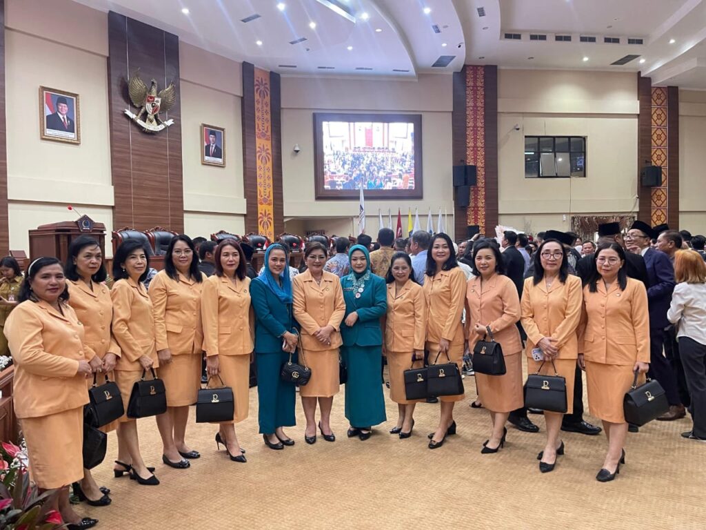 Ketua Tim Penggerak (TP) Pemberdayaan Kesejahteraan Keluarga (PKK) Kabupaten Bolaang Mongondow Utara (Bolmut), Ny. Ening Sutrisni Sirajudin Lasena-Adam, hari ini resmi dilantik untuk masa bakti 2025-2030.