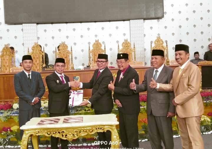 Foto Sertijab Bupati oleh DPRD Bolmut