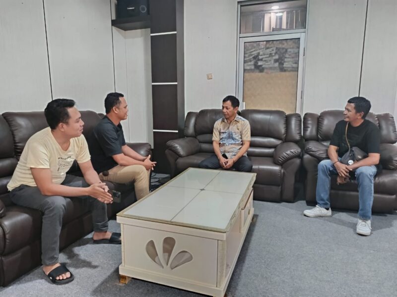 Sekretaris Daerah, dr. Jusnan C. Mokoginta saat audiens dengan beberapa Awak Media