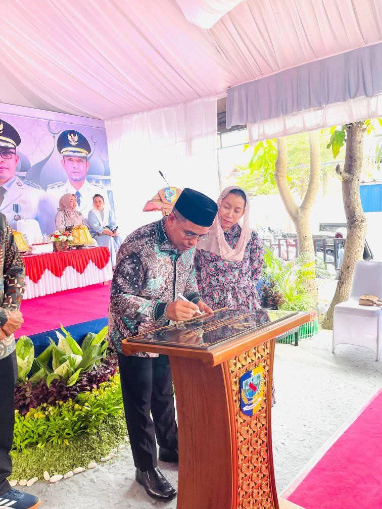 Pemerintah Kabupaten Bolaang Mongondow Utara (Bolmut) secara resmi meresmikan gedung baru Asrama Mahasiswa Bolmut di Kota Palu, Provinsi Sulawesi Tengah. Peresmian ini dirangkaikan dengan kegiatan Halal Bihalal yang berlangsung hangat dan penuh keakraban.