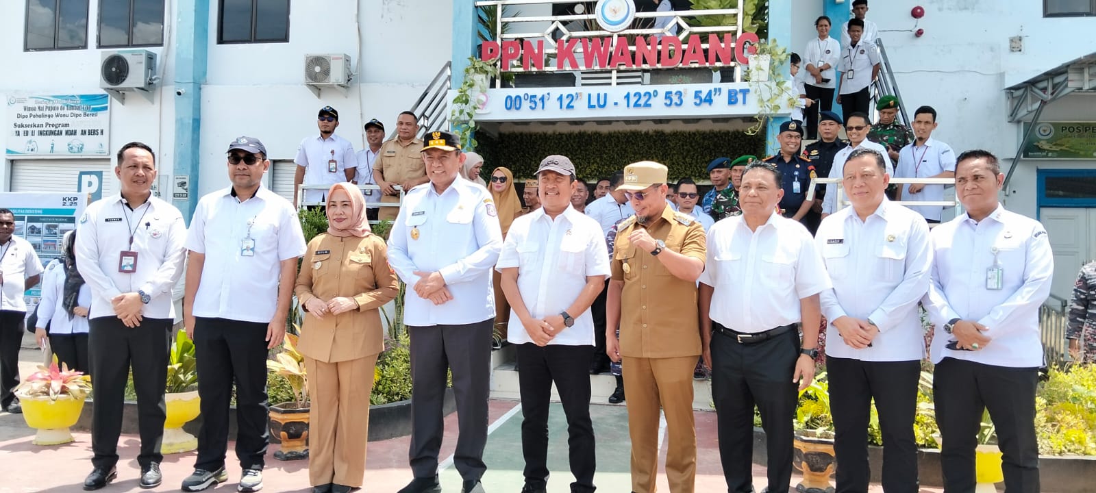 Bolmut - Bertempat di Pelabuhan Perikanan Nusantara (PPN) Kwandang, Kabupaten Gorontalo Utara (Gorut), Provinsi Gorontalo, Bupati Bolaang Mongondow Utara (Bolmut), Dr. Sirajudin Lasena, SE, M.Ec.Dev menghadiri kegiatan kunjungan kerja Menteri Kelautan dan Perikanan Republik Indonesia, Ir. Sakti Wahyu Trenggono, M.M., IPU