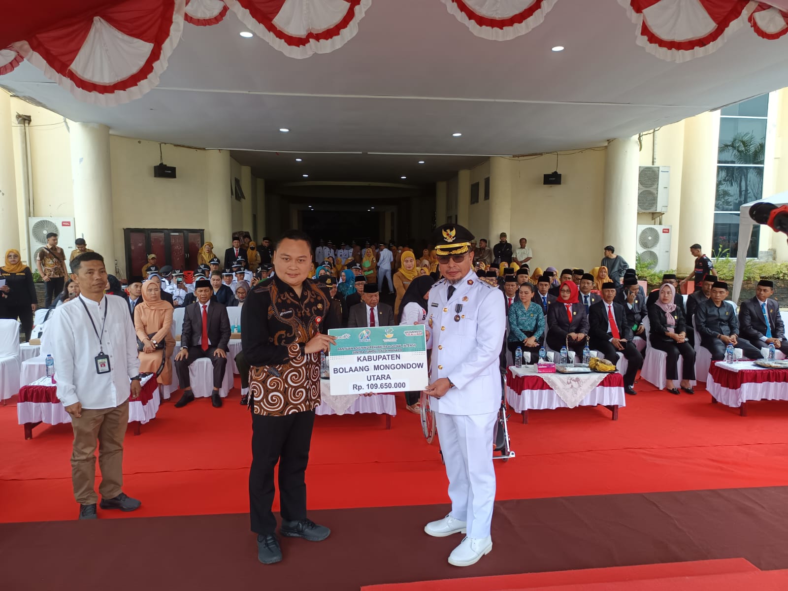 penyerahan bantuan sosial dari Kementerian Sosial RI melalui Sentra Tumou Tou, senilai Rp109.650.000 