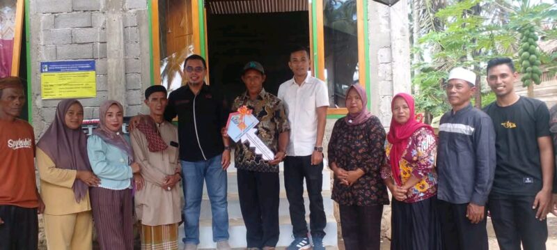 Foto SJL-MAP bersama penerima manfaat RTLH dan jajaran pemerintah desa bunong