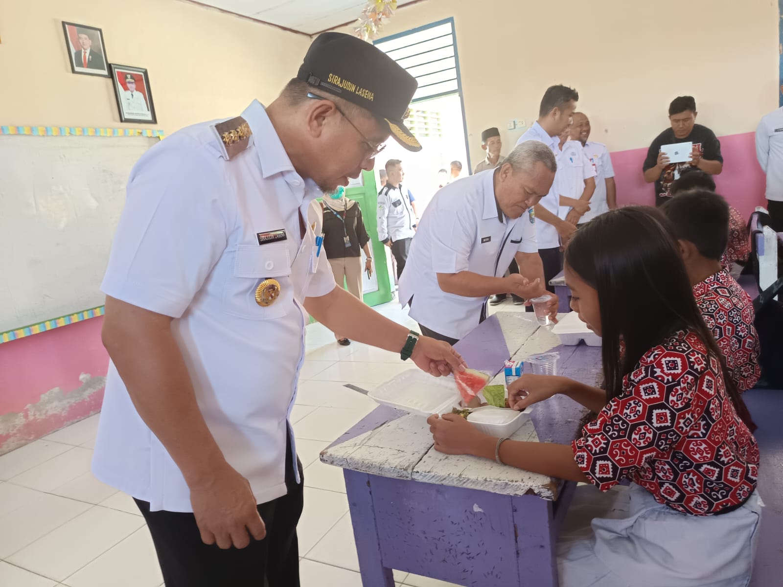 Pemerintah Kabupaten Bolaang Mongondow Utara (Bolmut) melangsungkan uji coba Program Makan Bergizi Gratis (MBG) yang dipusatkan di SDN 6 Kaidipang. Kegiatan ini dipimpin langsung oleh Bupati Bolmut, Dr. Sirajudin Lasena, SE, M.Ec.Dev, didampingi oleh Wakil Bupati Mohammad Aditya Pontoh, SIP, serta jajaran pimpinan Organisasi Perangkat Daerah (OPD) terkait