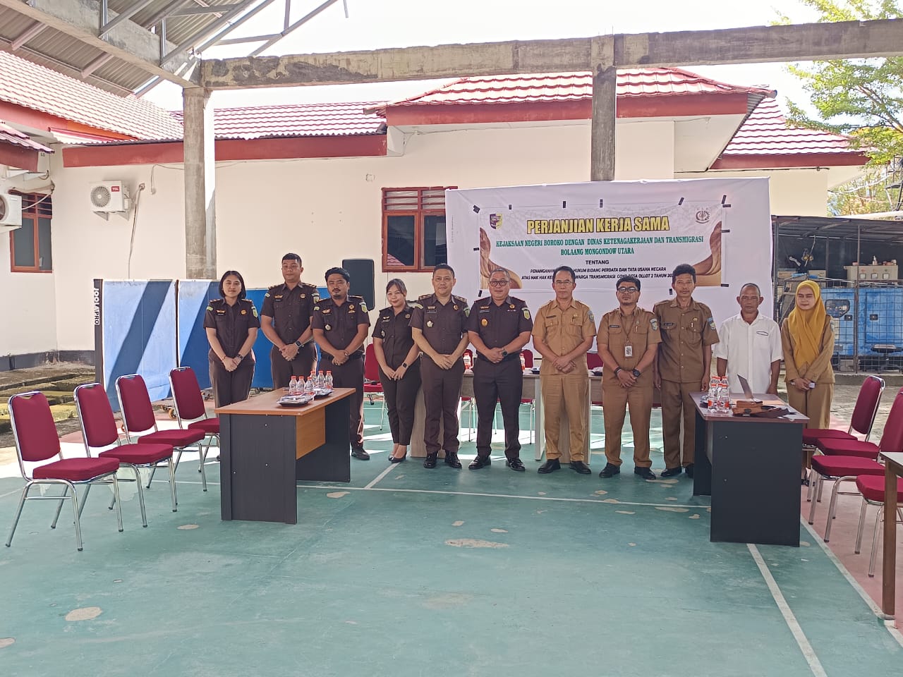 Pemerintah Kabupaten Bolaang Mongondow Utara (Boltara) melalui Dinas Ketenagakerjaan dan Transmigrasi (Nakertrans) resmi menjalin kerja sama dengan Kejaksaan Negeri (Kejari) Boltara. Perjanjian kerja sama tersebut fokus pada Penanganan Masalah Hukum Bidang Perdata dan Tata Usaha Negara atas Hak-hak Keperdataan Warga Transmigrasi Goyo di Desa Ollot 2, Kecamatan Bolangitang Barat,