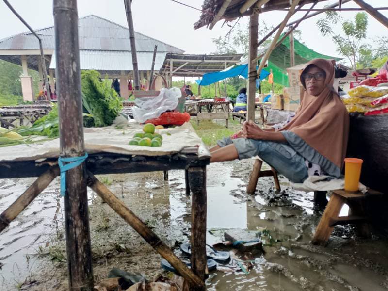 Ketua Serikat Buruh Sejahtera Indonesia (SBSI) Kabupaten Bolaang Mongondow Utara (Boltara), Syamsudin Olii, angkat bicara terkait kondisi memprihatinkan Pasar Ollot di Kecamatan Bolangitang Barat.