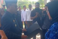 Bupati Gorut Thariq Modanggu menyerahkan SK PPPK 2025 secara simbolis