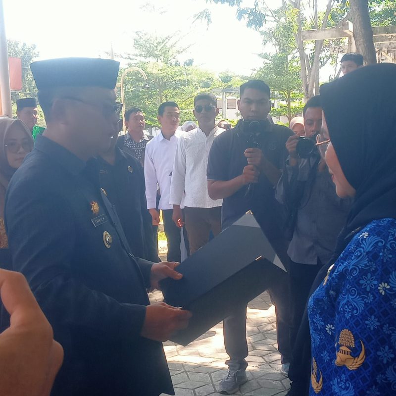 Bupati Gorut Thariq Modanggu menyerahkan SK PPPK 2025 secara simbolis