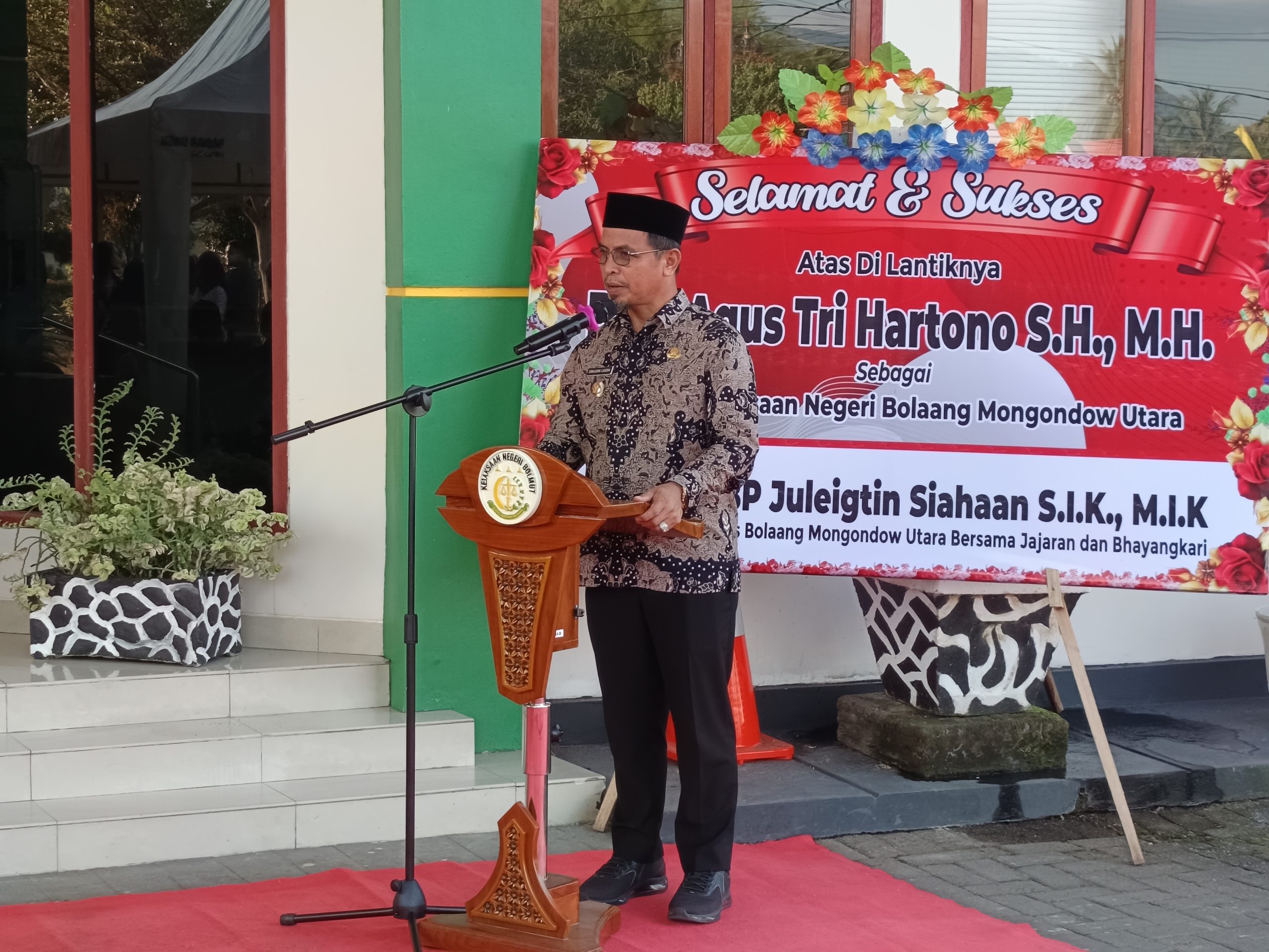 Kepala Kejaksaan Negeri (Kajari) yang baru, Agus Tri Hartono, SH., MH, bersama Ketua Ikatan Adhyaksa Dharmakarini (IAD) Boltara, Ny. Wilda Agustri, resmi tiba di Kabupaten Bolaang Mongondow Utara (Boltara),Jumat (25/07/2025). Kehadiran keduanya disambut hangat oleh jajaran Pemerintah Daerah dan Forkopimda.