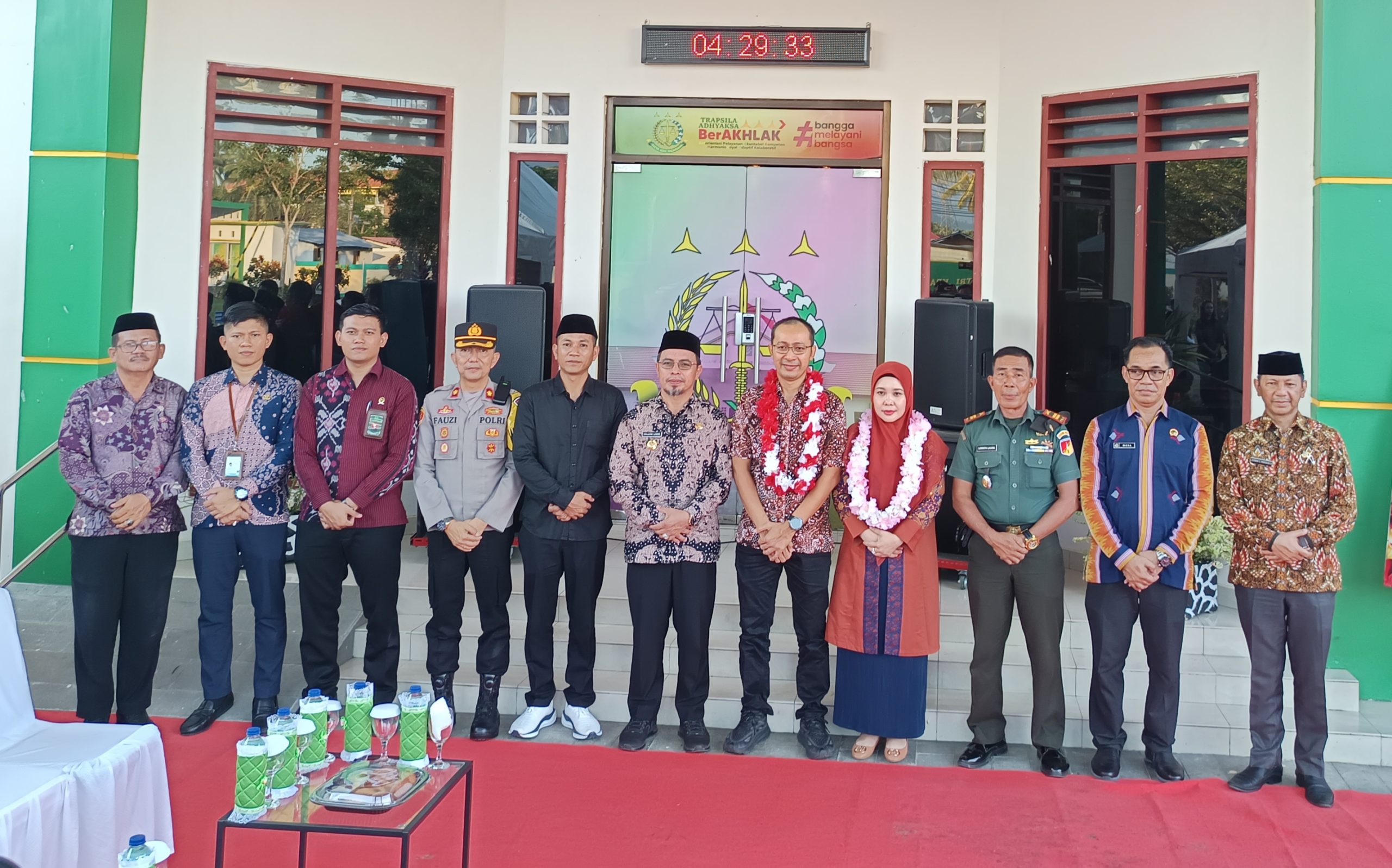 Kepala Kejaksaan Negeri (Kajari) yang baru, Agus Tri Hartono, SH., MH, bersama Ketua Ikatan Adhyaksa Dharmakarini (IAD) Boltara, Ny. Wilda Agustri, resmi tiba di Kabupaten Bolaang Mongondow Utara (Boltara),Jumat (25/07/2025). Kehadiran keduanya disambut hangat oleh jajaran Pemerintah Daerah dan Forkopimda.