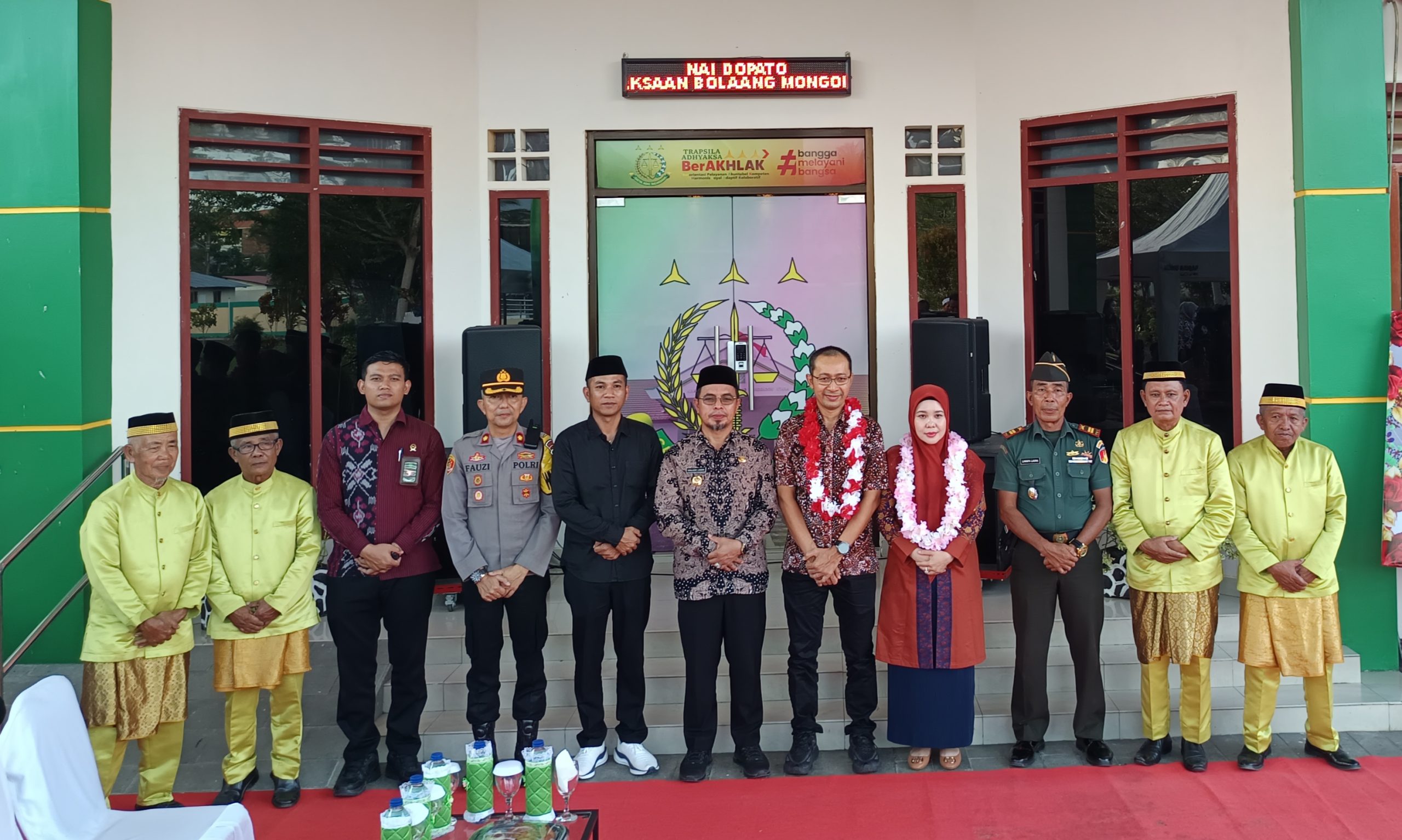 Kepala Kejaksaan Negeri (Kajari) yang baru, Agus Tri Hartono, SH., MH, bersama Ketua Ikatan Adhyaksa Dharmakarini (IAD) Boltara, Ny. Wilda Agustri, resmi tiba di Kabupaten Bolaang Mongondow Utara (Boltara),Jumat (25/07/2025). Kehadiran keduanya disambut hangat oleh jajaran Pemerintah Daerah dan Forkopimda.