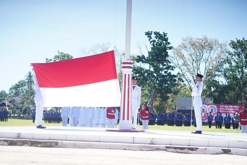Bupati Kabupaten Bolaang Mongondow Utara (Boltara), Dr. Sirajudin Lasena, SE., M.Ec.Dev, bertindak selaku Inspektur Upacara (Irup) pada Pengibaran Bendera Merah Putih dalam rangka memperingati Hari Ulang Tahun (HUT) ke-80 Kemerdekaan Republik Indonesia yang digelar di Lapangan Kembar Boroko