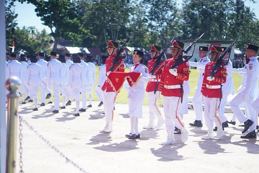 Bupati Kabupaten Bolaang Mongondow Utara (Boltara), Dr. Sirajudin Lasena, SE., M.Ec.Dev, bertindak selaku Inspektur Upacara (Irup) pada Pengibaran Bendera Merah Putih dalam rangka memperingati Hari Ulang Tahun (HUT) ke-80 Kemerdekaan Republik Indonesia yang digelar di Lapangan Kembar Boroko,