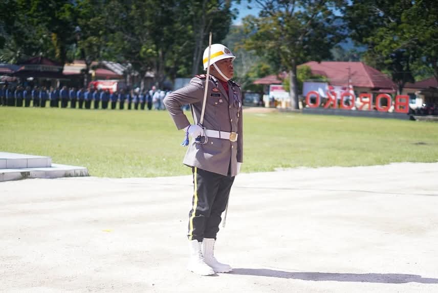 Bupati Kabupaten Bolaang Mongondow Utara (Boltara), Dr. Sirajudin Lasena, SE., M.Ec.Dev, bertindak selaku Inspektur Upacara (Irup) pada Pengibaran Bendera Merah Putih dalam rangka memperingati Hari Ulang Tahun (HUT) ke-80 Kemerdekaan Republik Indonesia yang digelar di Lapangan Kembar Boroko,
