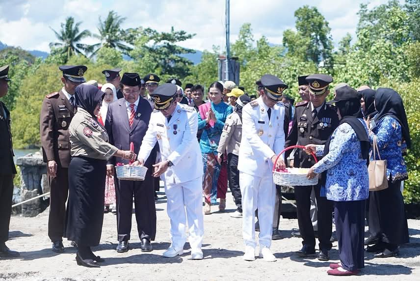 Bupati Kabupaten Bolaang Mongondow Utara (Boltara), Dr. Sirajudin Lasena, SE., M.Ec.Dev, bertindak selaku Inspektur Upacara (Irup) pada Pengibaran Bendera Merah Putih dalam rangka memperingati Hari Ulang Tahun (HUT) ke-80 Kemerdekaan Republik Indonesia yang digelar di Lapangan Kembar Boroko,