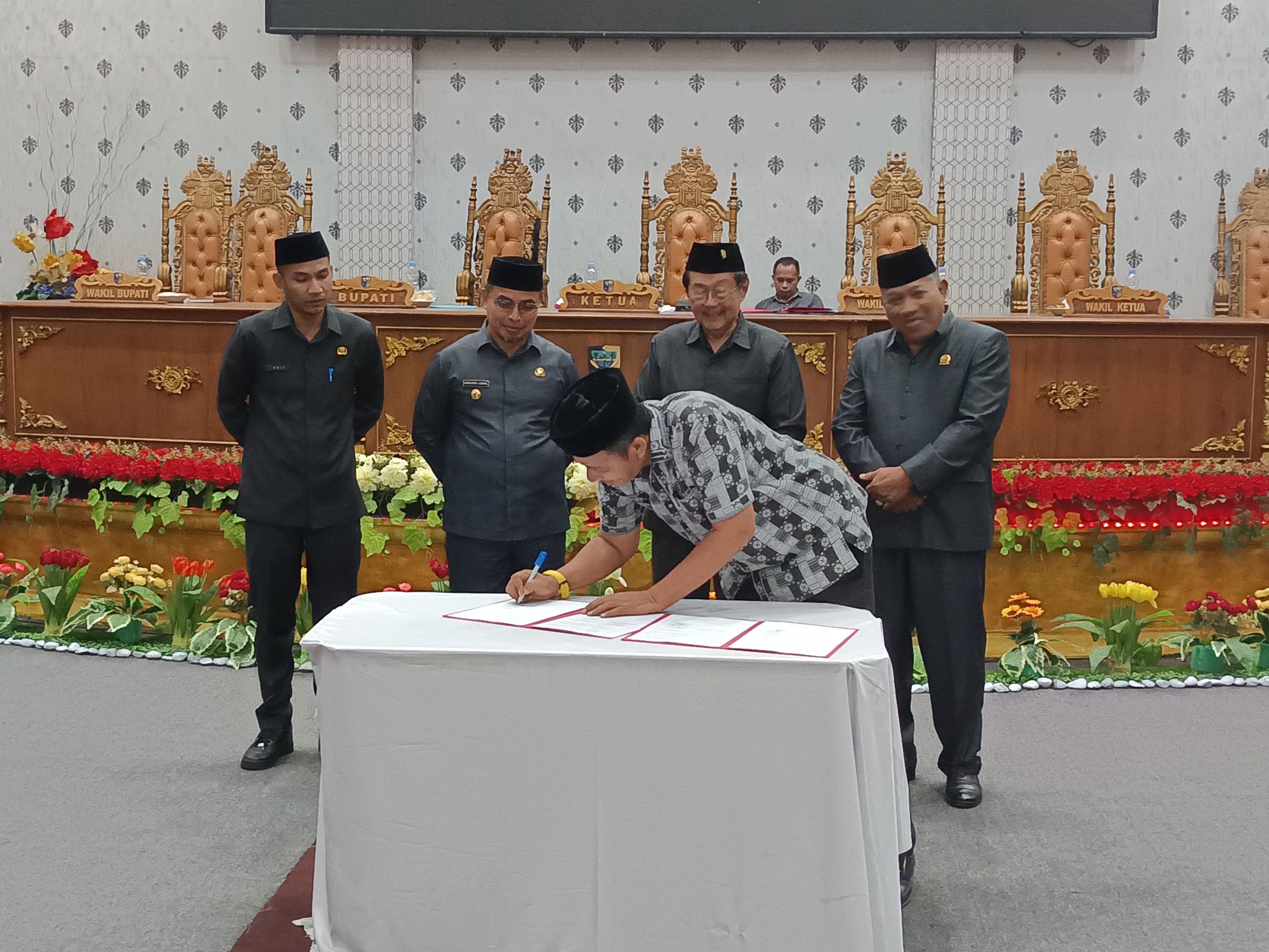 Bupati Kabupaten Bolaang Mongondow Utara (Boltara), Dr. Sirajudin Lasena, SE., M.Ec.Dev, menghadiri Rapat Paripurna DPRD dalam rangka Penandatanganan Nota Kesepakatan Kebijakan Umum Perubahan Anggaran (KUPA) serta Prioritas dan Plafon Anggaran Sementara (PPAS) Perubahan APBD Tahun Anggaran 2025.