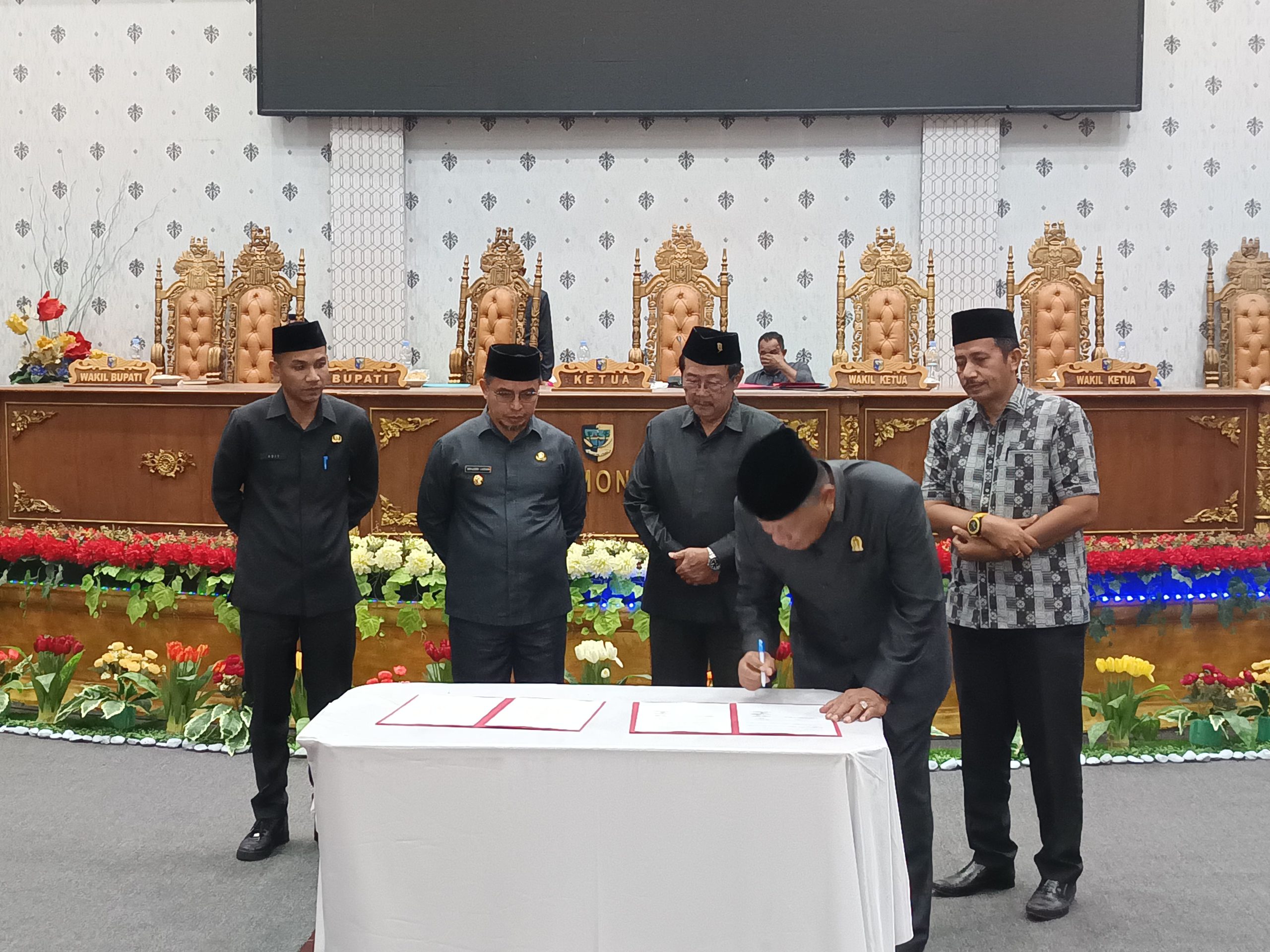 Bupati Kabupaten Bolaang Mongondow Utara (Boltara), Dr. Sirajudin Lasena, SE., M.Ec.Dev, menghadiri Rapat Paripurna DPRD dalam rangka Penandatanganan Nota Kesepakatan Kebijakan Umum Perubahan Anggaran (KUPA) serta Prioritas dan Plafon Anggaran Sementara (PPAS) Perubahan APBD Tahun Anggaran 2025.