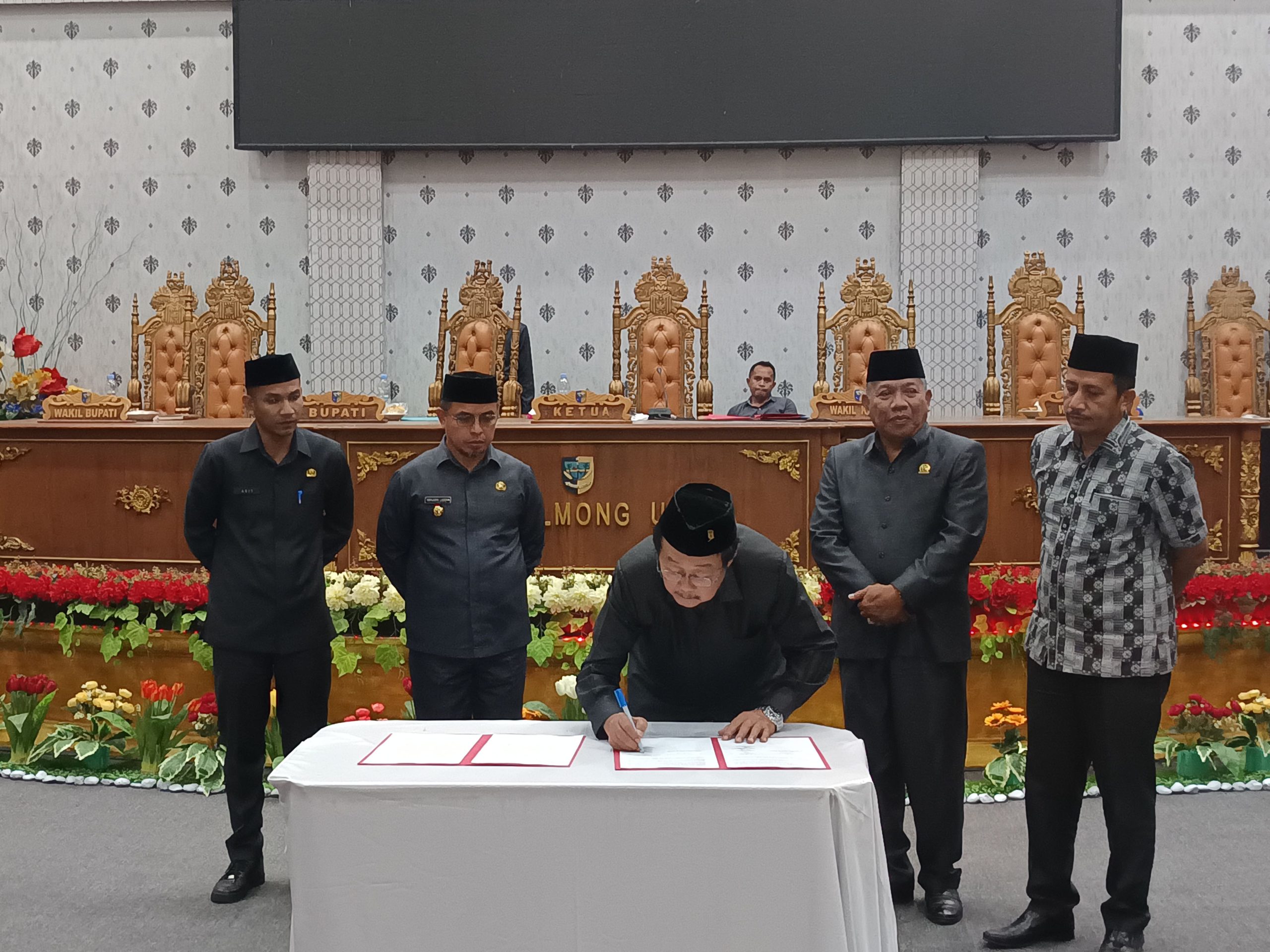 Bupati Kabupaten Bolaang Mongondow Utara (Boltara), Dr. Sirajudin Lasena, SE., M.Ec.Dev, menghadiri Rapat Paripurna DPRD dalam rangka Penandatanganan Nota Kesepakatan Kebijakan Umum Perubahan Anggaran (KUPA) serta Prioritas dan Plafon Anggaran Sementara (PPAS) Perubahan APBD Tahun Anggaran 2025.