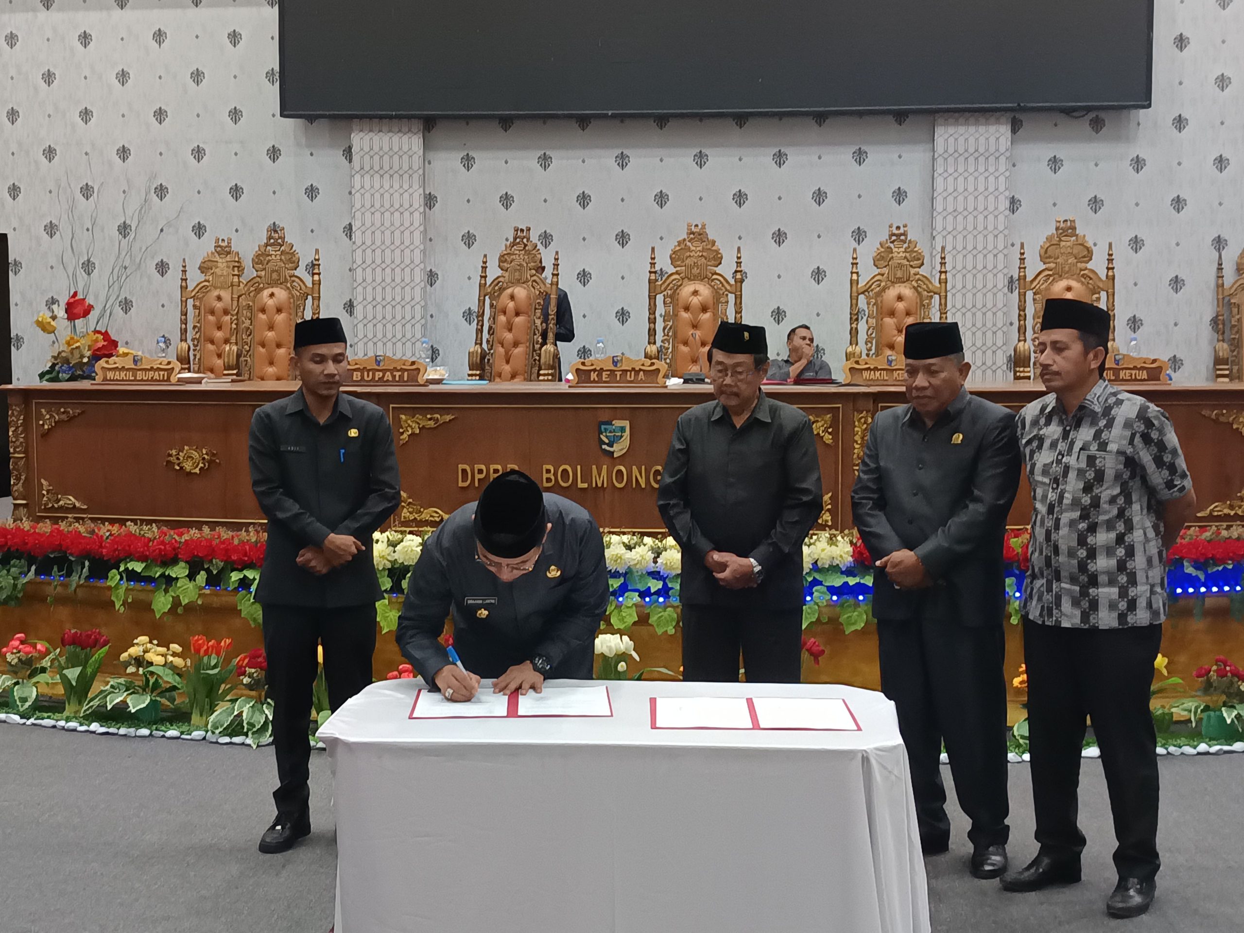 Bupati Kabupaten Bolaang Mongondow Utara (Boltara), Dr. Sirajudin Lasena, SE., M.Ec.Dev, menghadiri Rapat Paripurna DPRD dalam rangka Penandatanganan Nota Kesepakatan Kebijakan Umum Perubahan Anggaran (KUPA) serta Prioritas dan Plafon Anggaran Sementara (PPAS) Perubahan APBD Tahun Anggaran 2025.
