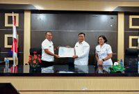 Proses sertijab Kepala BPKPD definitif Nul Akim (kiri), Abdul Nazaruddin Maloho Plt BPKPD sebelumnya (tengah), dan Sekretaris BPKPD Boltara Plora Enok (kanan). 