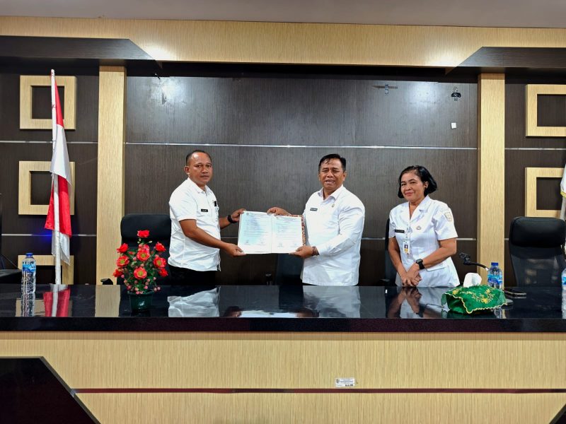 Proses sertijab Kepala BPKPD definitif Nul Akim (kiri), Abdul Nazaruddin Maloho Plt BPKPD sebelumnya (tengah), dan Sekretaris BPKPD Boltara Plora Enok (kanan). 