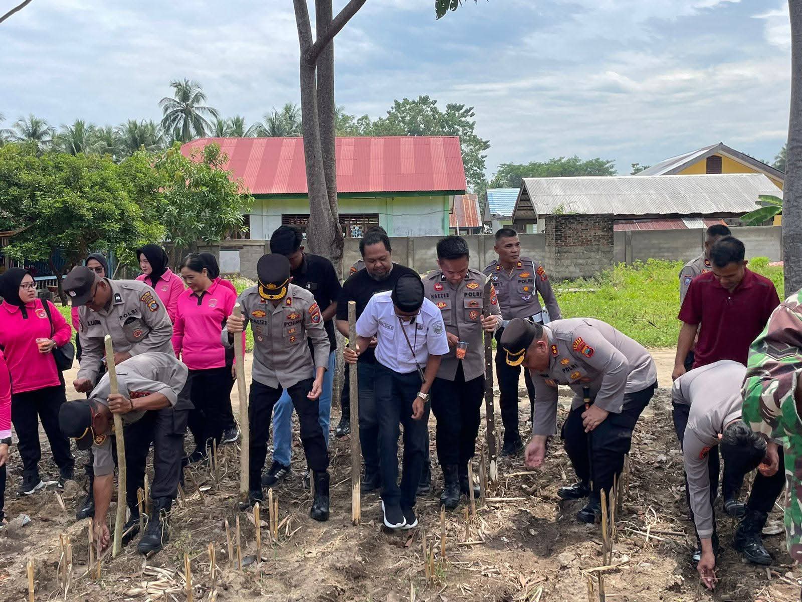 Dalam rangka mendukung program nasional swasembada pangan, Kepolisian Resor (Polres) Bolaang Mongondow Utara (Boltara) bersama Pemerintah Kabupaten (Pemkab) Boltara melaksanakan kegiatan penanaman jagung serentak kuartal IV tahun 2025, yang dipusatkan di Desa Bohabak I, Kecamatan Bolangitang Timur