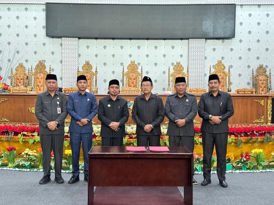 Bupati Bolaang Mongondow Utara (Boltara), Dr. Sirajudin Lasena, SE., M.Ec.Dev, menghadiri sekaligus memberikan sambutan dalam Rapat Paripurna Dewan Perwakilan Rakyat Daerah (DPRD) Kabupaten Boltara dalam rangka Penandatanganan Nota Kesepakatan Kebijakan Umum Anggaran (KUA) serta Prioritas dan Plafon Anggaran Sementara (PPAS) APBD Tahun Anggaran 2026, yang berlangsung khidmat dan penuh makna dan dipusatkan diruang sidang DPRD Boltara