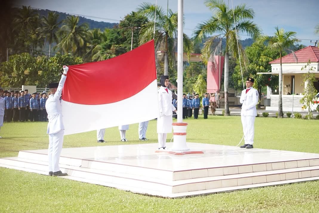 Pemerintah Kabupaten Bolaang Mongondow Utara (Boltara) menggelar upacara peringatan Hari Sumpah Pemuda ke-97 di halaman Kantor Bupati,