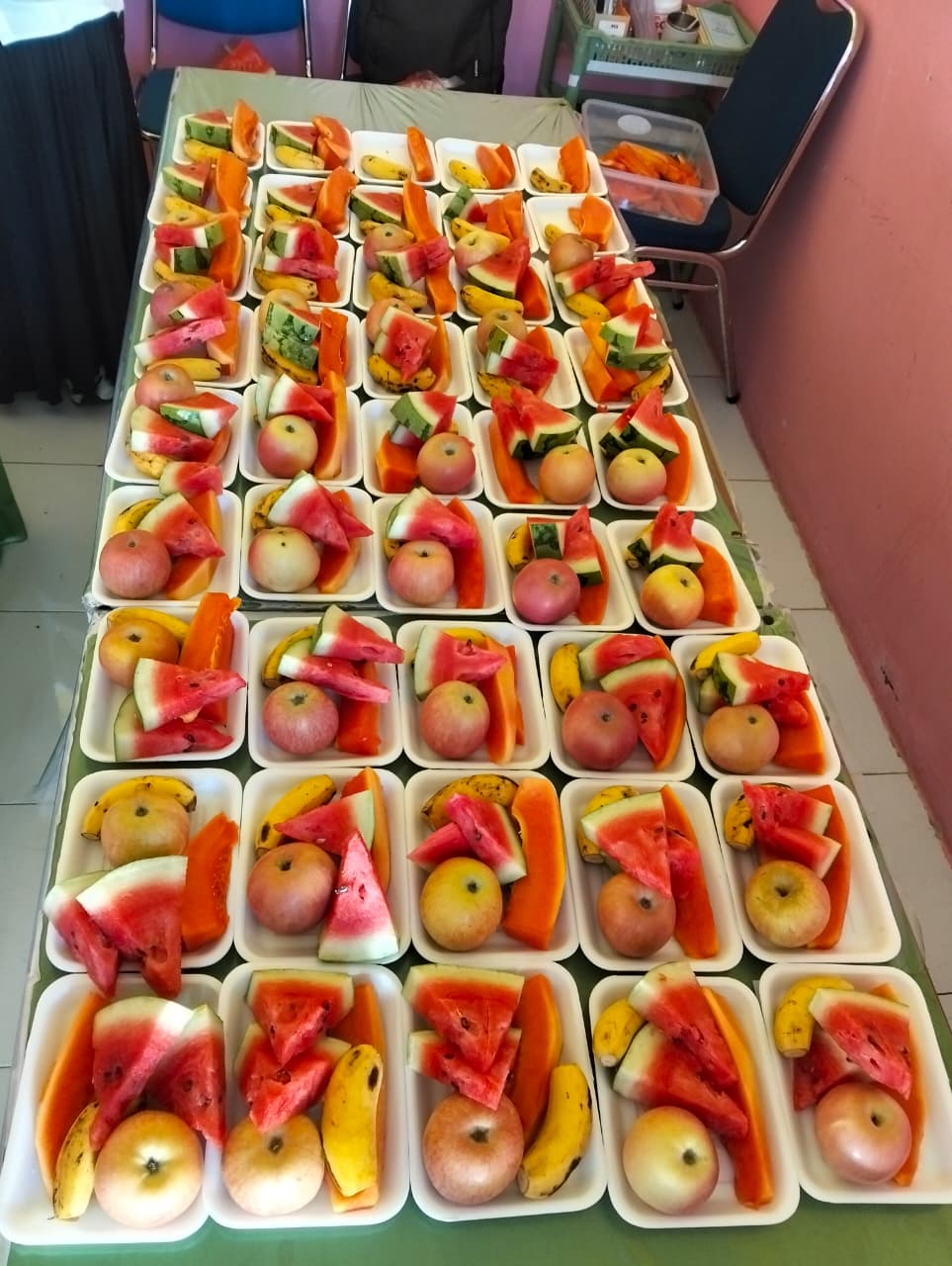 Komitmen untuk mendukung tumbuh kembang anak usia dini terus diwujudkan oleh jajaran pendidik di PAUD dan TK Terpadu Kelompok Bermain (KB) Budi Mania Desa Boroko, Kecamatan Kaidipang, Kabupaten Bolaang Mongondow Utara (Boltara). Secara rutin setiap semester, lembaga pendidikan ini membagikan makanan tambahan bergizi kepada seluruh peserta didik.