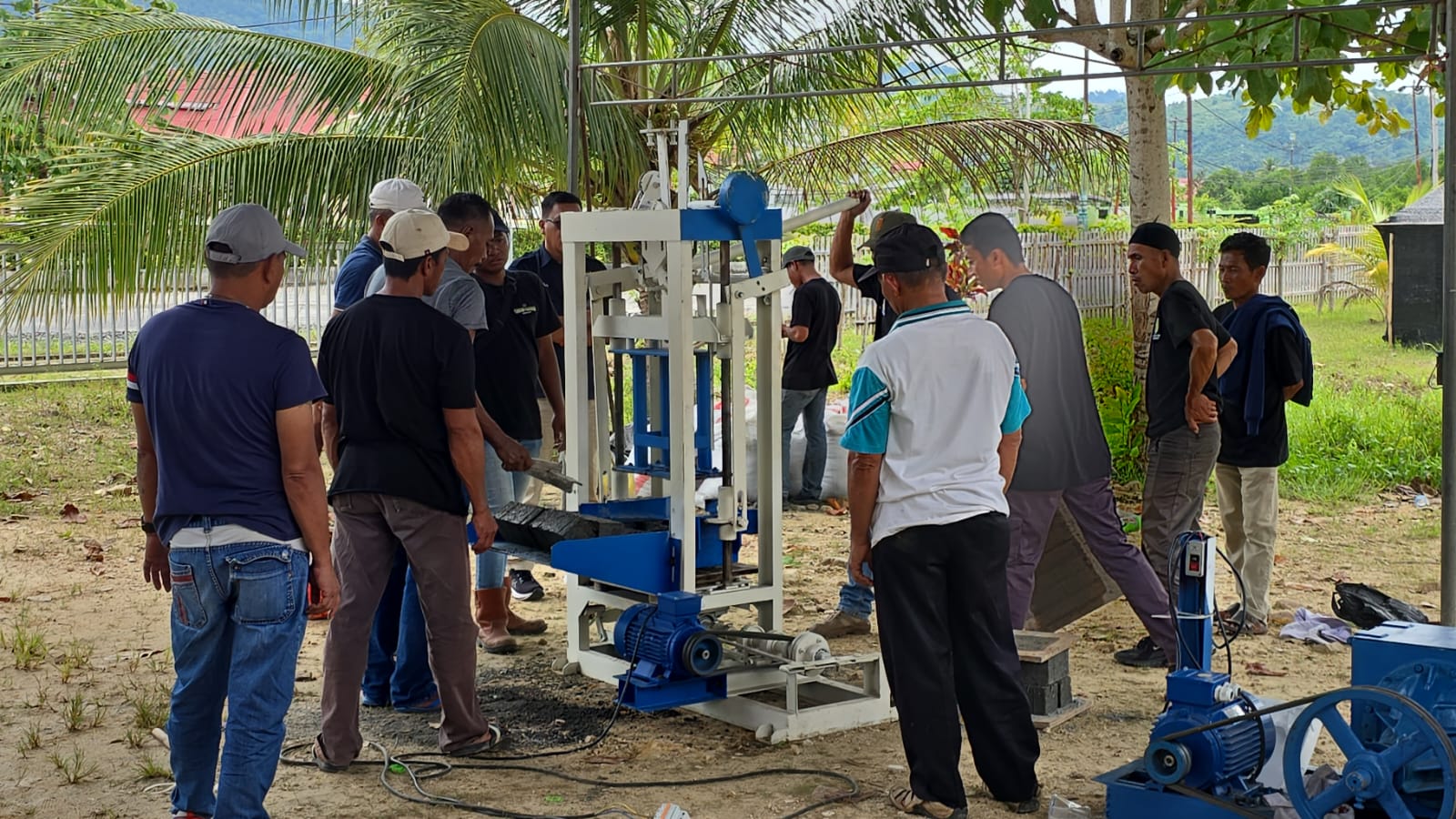 Pemerintah Kabupaten Bolaang Mongondow Utara (Boltara) melalui Dinas Tenaga Kerja dan Transmigrasi (Nakertrans) menggelar kegiatan pendidikan dan pelatihan (diklat) pembuatan paving blok dan bata merah tahun 2025.