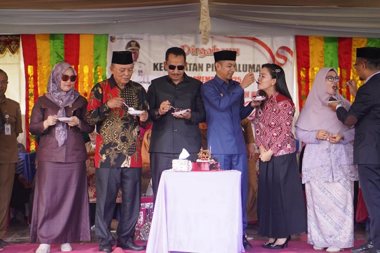 Ada suasana berbeda dalam perayaan Hari Ulang Tahun (HUT) ke-23 Kecamatan Pinogaluman yang digelar di Lapangan Buko, Senin (03/11/2025). Selain berlangsung khidmat dan meriah, momen tersebut juga diwarnai dengan kehadiran pasangan yang menarik perhatian publik — Wakil Bupati Bolaang Mongondow Utara (Boltara) Mohammad Aditya Pontoh, S.IP atau akrab disapa MAP, bersama sang istri tercinta, Sekretaris TP-PKK Kabupaten, Moy Olivia Pontoh Mamonto atau Ci Moy.