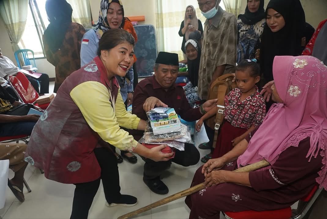 Bupati Kabupaten Bolaang Mongondow Utara (Boltara) melalui Asisten Bidang Administrasi Umum Setda, Dr. Hi. Abdul Nazarudin Maloho, S.Pd., M.Si, menyerahkan secara simbolis bantuan Asistensi Rehabilitasi Sosial (ATENSI) yang dilaksanakan di Aula Kantor Camat Kaidipang