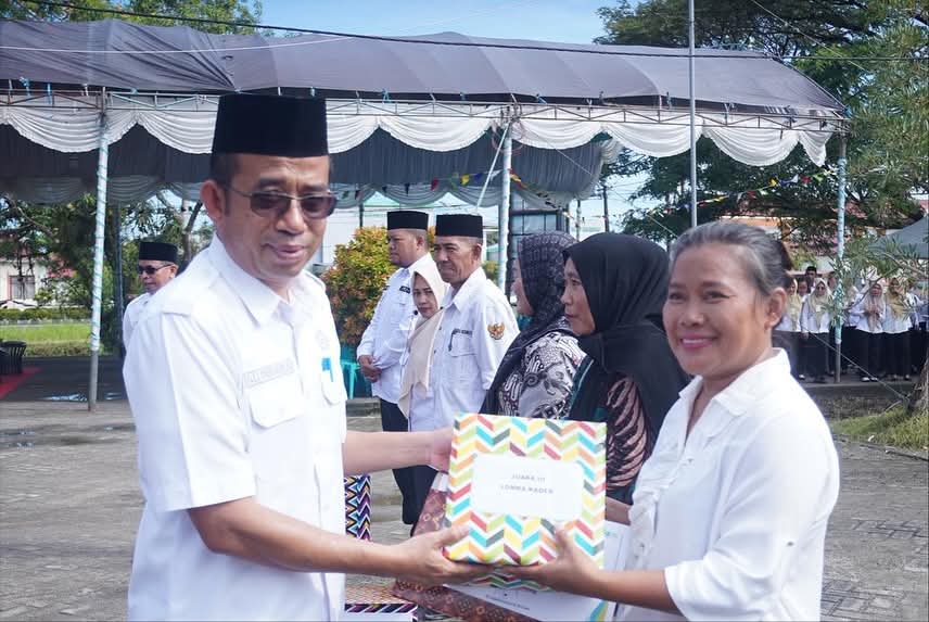Bupati Bolaang Mongondow Utara (Boltara), Dr. Sirajudin Lasena, SE., M.Ec.Dev., bertindak sebagai Inspektur Upacara pada peringatan Hari Kesehatan Nasional (HKN) ke-61 tingkat Kabupaten, yang digelar di halaman Kantor Dinas Kesehatan Boltara