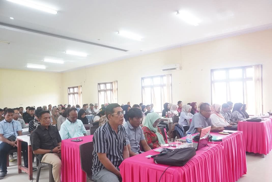 Pemerintah Kabupaten Bolaang Mongondow Utara (Boltara) terus memperkuat fondasi kelembagaan ekonomi desa melalui peningkatan kapasitas Sumber Daya Manusia (SDM) pengurus Koperasi Merah Putih. Hal ini ditandai dengan dibukanya Pelatihan Peningkatan Pengurus Koperasi Desa Merah Putih Tahun 2025, yang secara resmi dibuka oleh Bupati Boltara, Dr. Sirajudin Lasena, SE., M.Ec.Dev, di Aula Kantor Camat Bolangitang Barat
