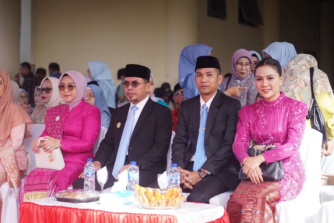 Bupati Bolaang Mongondow Utara (Boltara), Dr. Sirajudin Lasena, SE., M.Ec.Dev, bertindak selaku Inspektur Upacara pada Peringatan Hari Ibu (HI) ke-97 yang dirangkaikan dengan Hari Bela Negara (HBN) ke-77 tingkat Kabupaten Boltara. Upacara berlangsung khidmat di halaman Kantor Bupati Boltara