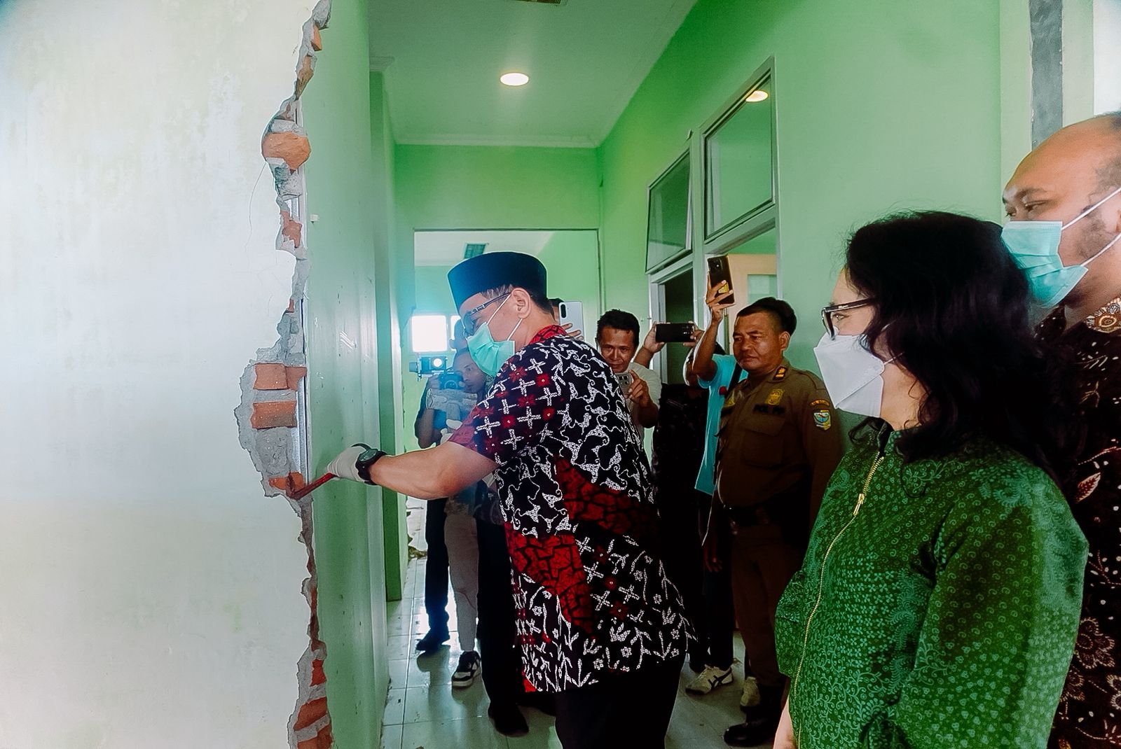Pemerintah Kabupaten Bolaang Mongondow Utara (Boltara) kembali menunjukkan komitmen dalam peningkatan kualitas pelayanan kesehatan melalui pembenahan fasilitas di RSUD Boltara. Bupati Boltara Dr. Sirajudin Lasena, SE., M.Ec.Dev menghadiri secara langsung kegiatan demolish (pembongkaran) bangunan Kamar Jenazah dan area parkiran RSUD Boltara,