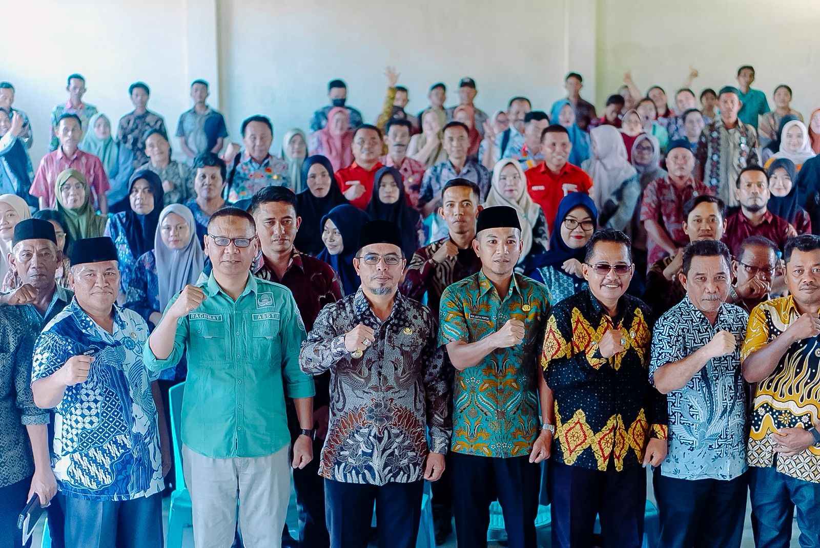 Bupati Bolaang Mongondow Utara (Boltara), Dr. Sirajudin Lasena, SE., M.Ec.Dev., secara resmi membuka Rapat Kerja Pemerintah Daerah bersama Pemerintah Kecamatan dan Desa se-Kecamatan Sangkub. Kegiatan ini dilaksanakan di Aula Kantor Camat Sangkub