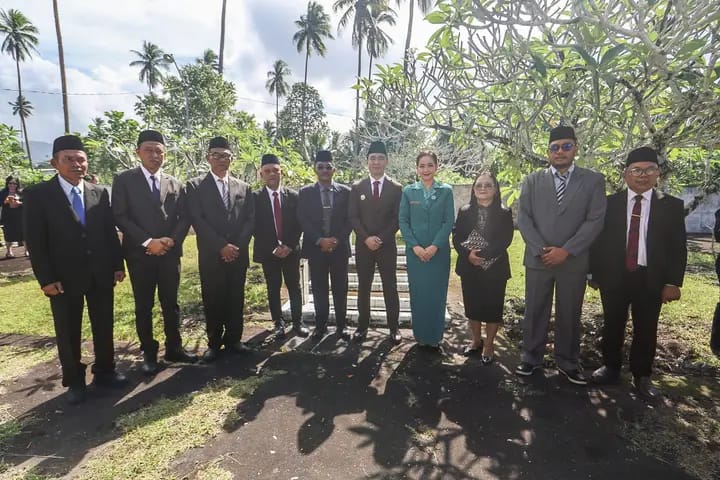 Menjelang puncak perayaan Hari Ulang Tahun (HUT) Kabupaten Kepulauan Sangihe ke-601, Pemerintah Kabupaten Kepulauan Sangihe menggelar upacara ziarah rombongan di Taman Makam Pahlawan (TMP) Santiago, Kelurahan Santiago, Kecamatan Tahuna,