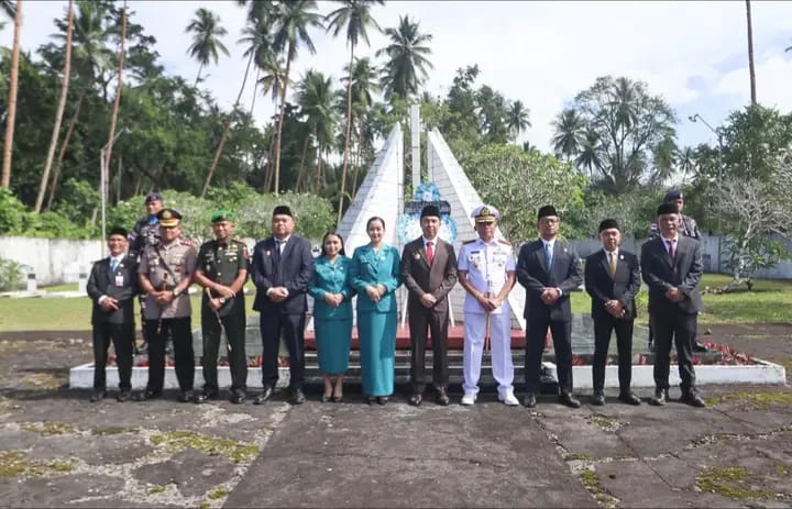 Menjelang puncak perayaan Hari Ulang Tahun (HUT) Kabupaten Kepulauan Sangihe ke-601, Pemerintah Kabupaten Kepulauan Sangihe menggelar upacara ziarah rombongan di Taman Makam Pahlawan (TMP) Santiago, Kelurahan Santiago, Kecamatan Tahuna